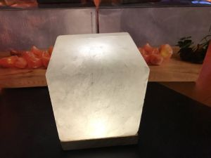Лампа куб от Хималайска сол бял 2кг с дървена основа, 15W, E14