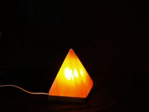 Пирамидка от Хималайска сол розова- 400г-с дървена основа USB