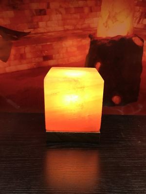Лампа от хималайска сол Кубче USB - 400г розова 