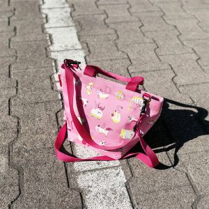 Reisenthel – Детска чанта с дръжки и презрамка - Приятели - Розова