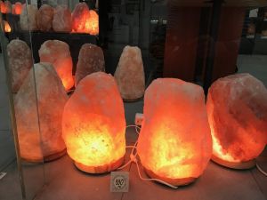 Лампа от Хималайска сол 100 кг. с дървена основа 