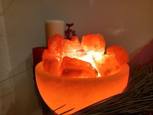 Лампа от хималайска сол - купа с камъни / кристали от хималайска сол с дървена основа - 3кг.